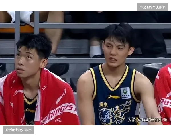 弗格造成徐杰第六次犯规，离场时球队效率值仍保持正15